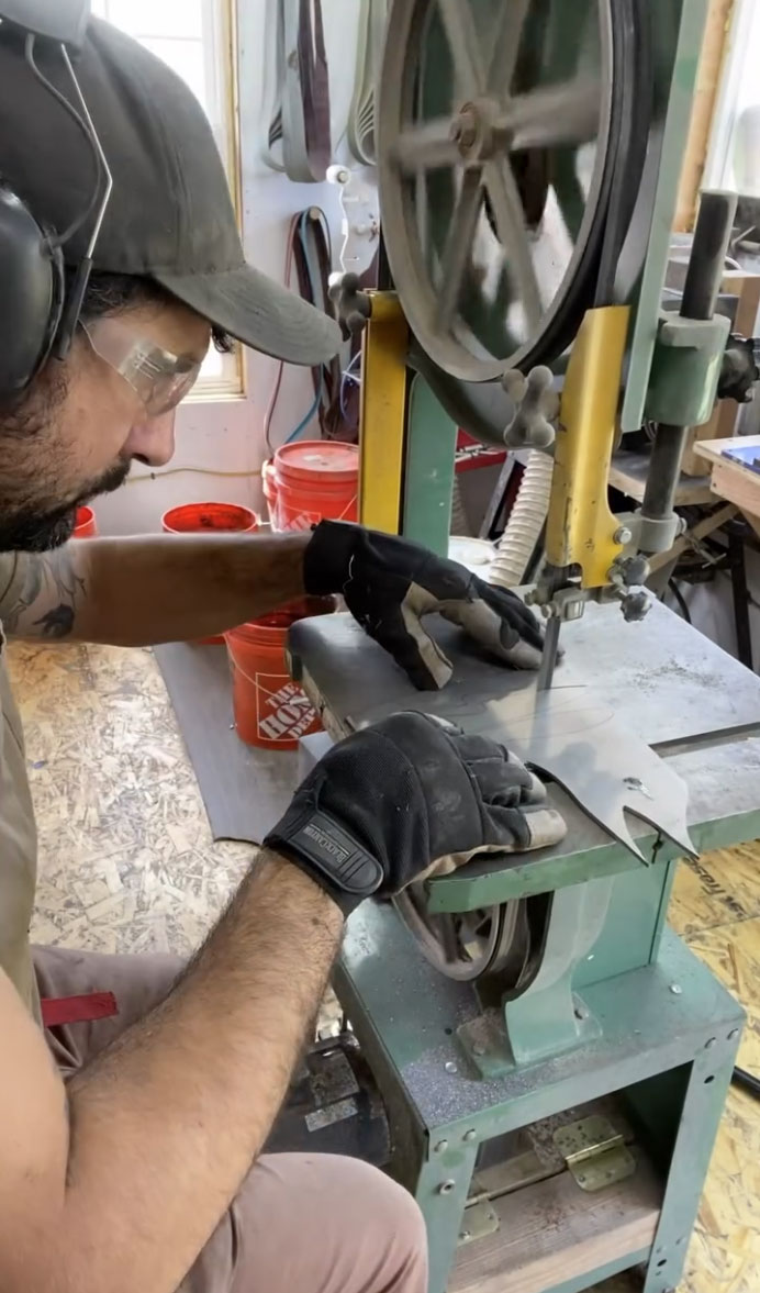 Hutch building a knife